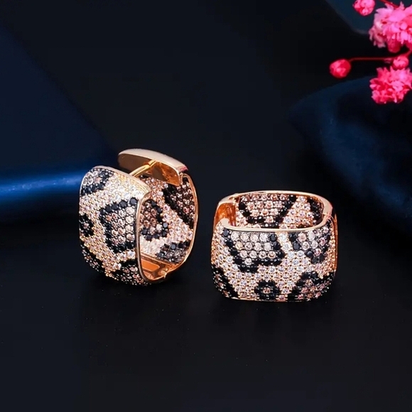 Leopard "In/Out" Rectangular Hoop Earrings - Picture 6 of 8